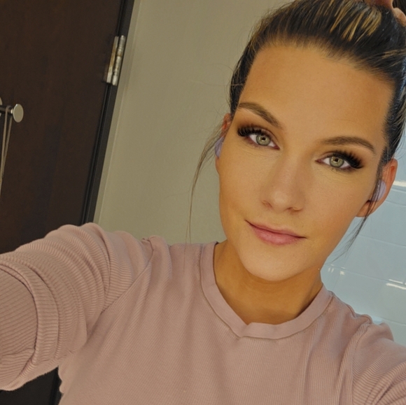 Meet your Posher, Candis - Picture 2 of 3